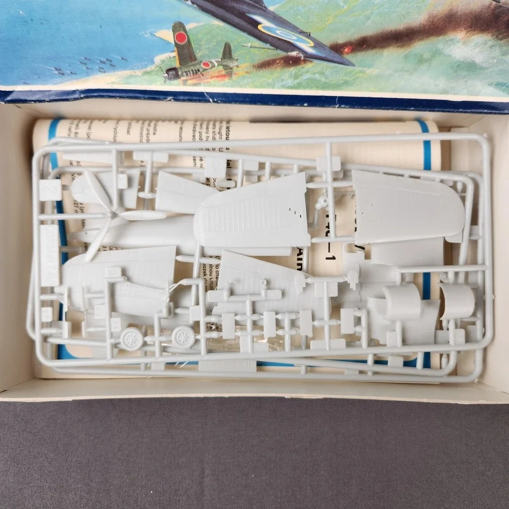 SMER F4U-1 Corsair 1:72 Plastic Model Kit Vought WWII Art 155 Unbuilt Aircraft‎